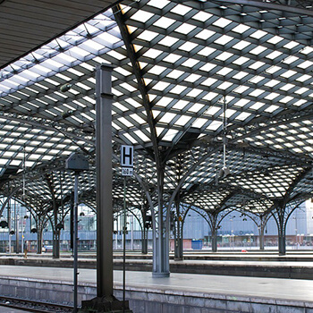 Style meblarskie w architekturze: jak meble kształtują przestrzeń i atmosferę wnętrz